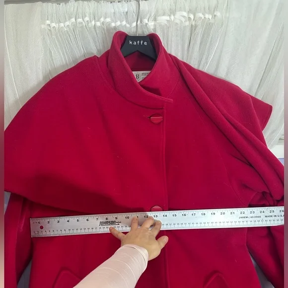 Elegant Vintage Red Wool Coat with removable cape/scarf - Picture 13 of 13